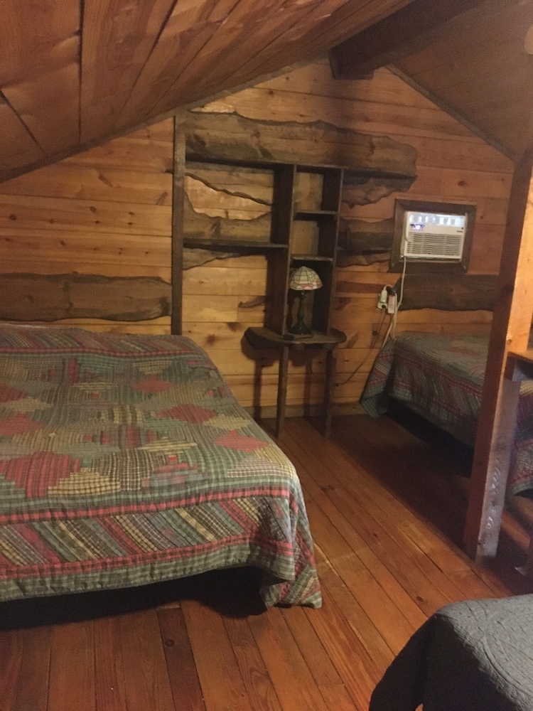 Standard Cabin, Multiple Beds, Non Smoking, Fireplace (The Green Twin Cabin) photo 1