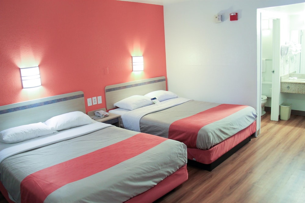 Deluxe Suite, 2 Queen Beds, Non Smoking, Refrigerator & Microwave - Photo 7