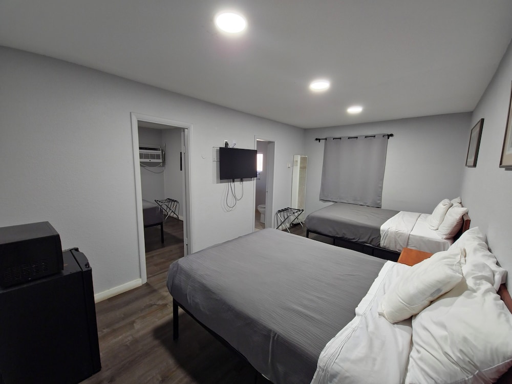 Family Room photo 3
