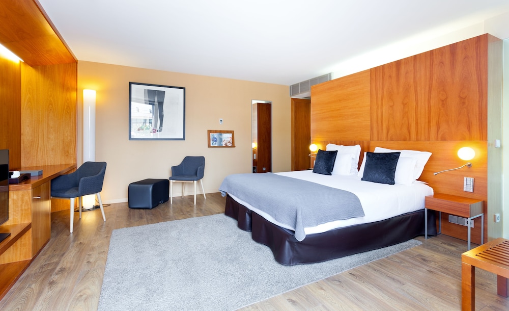 Executive Room thumbnail 5