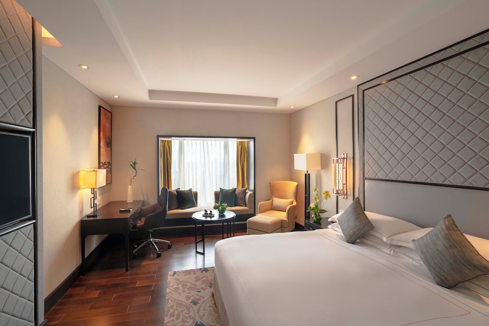Premium Room, 1 King Bed - Photo 1