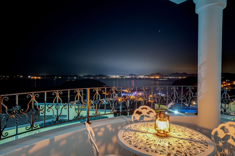 Room, Jetted Tub (Mediterranean/outdoor tub in winter, contact) photo 2