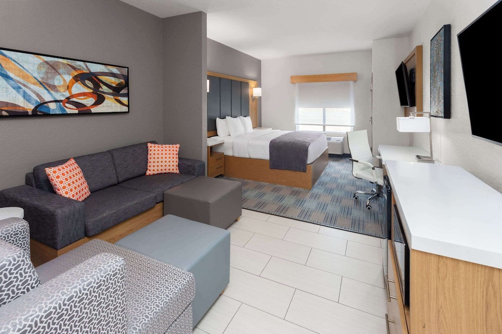 Suite, 1 King Bed with Sofa bed, Roll-in Shower (2 TVs, Mobility Accessible) photo 3