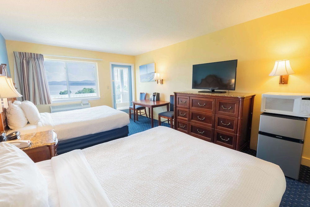 Standard Room, 2 Queen Beds, Balcony, Bay View - Photo 6