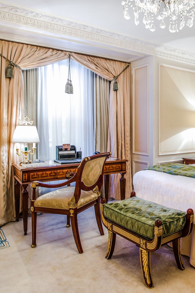 Deluxe Room, 1 King Bed photo 3