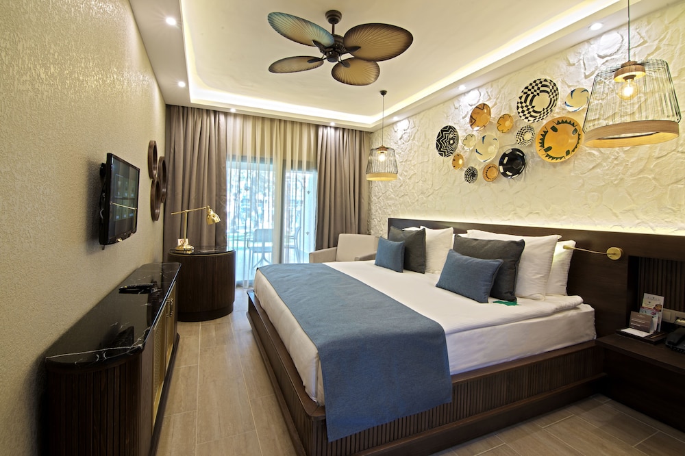 Family Suite, 1 King Bed, Terrace photo 2