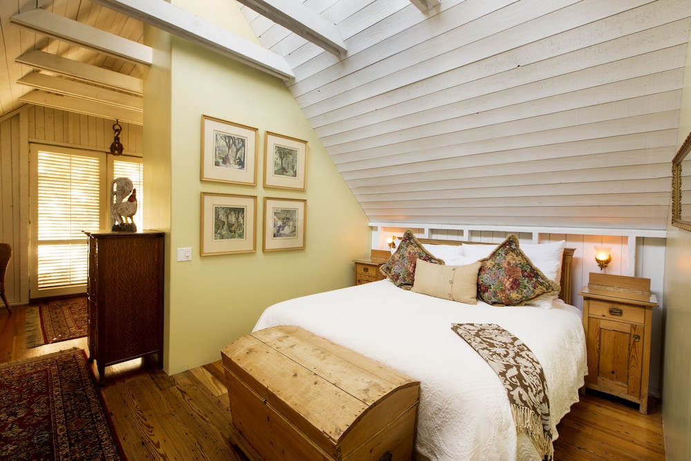 Superior Room, 1 King Bed, Balcony, Fireplace, Garden View (Weathervane) - Photo 1