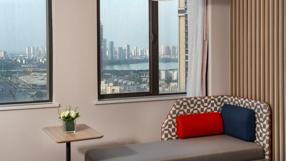 Standard Room, 1 King Bed (High Floor) - Photo 1