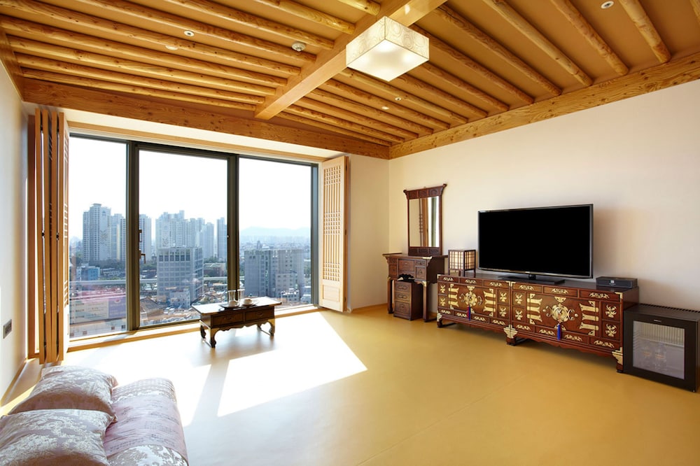 Deluxe Korean Suite (New Wing, Call Hotel directly to check Corner Room availability) photo 2