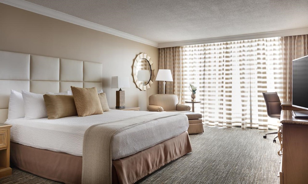 Deluxe Room, 1 King Bed, Corner photo 1
