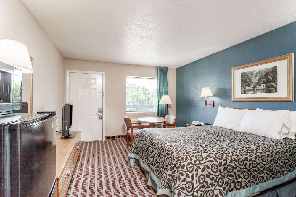 Room, 1 Queen Bed, Smoking - Photo 1