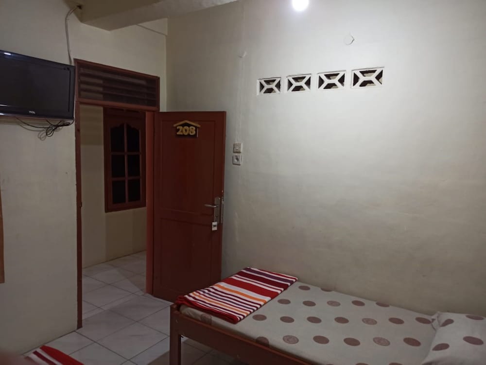 Economic Room, with TV photo 2