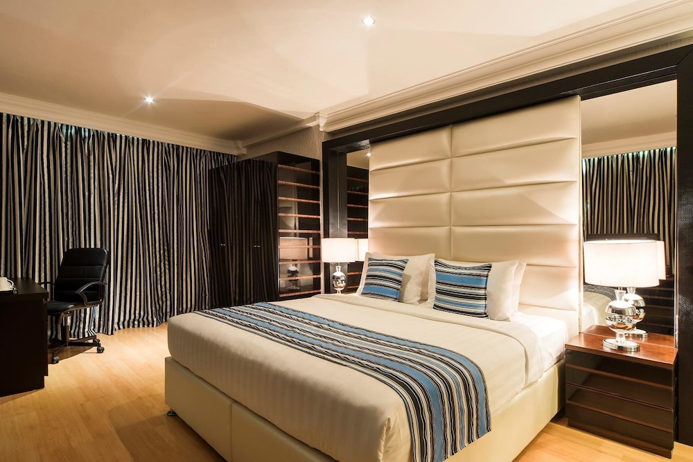 Suite, 1 King Bed, Non Smoking, Ocean View (Dining Table) photo 3