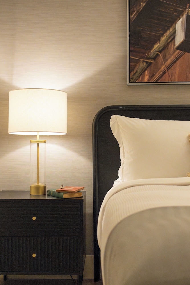 Deluxe Room, 1 King Bed with Sofa bed - Photo 2