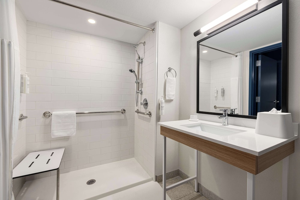 Room, 1 King Bed, Accessible (Mobility & Hearing, Roll-in Shower) - Photo 5