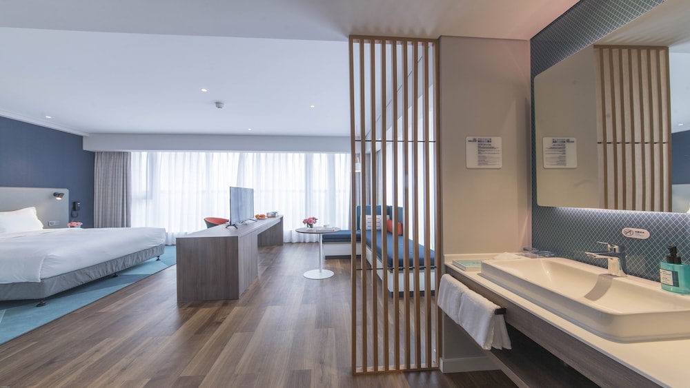 Suite, 1 King Bed photo 2