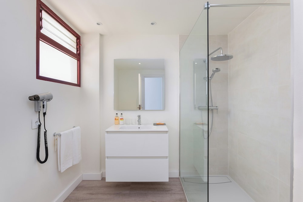 One Bedroom Suite Sea View (2+2) thumbnail 5