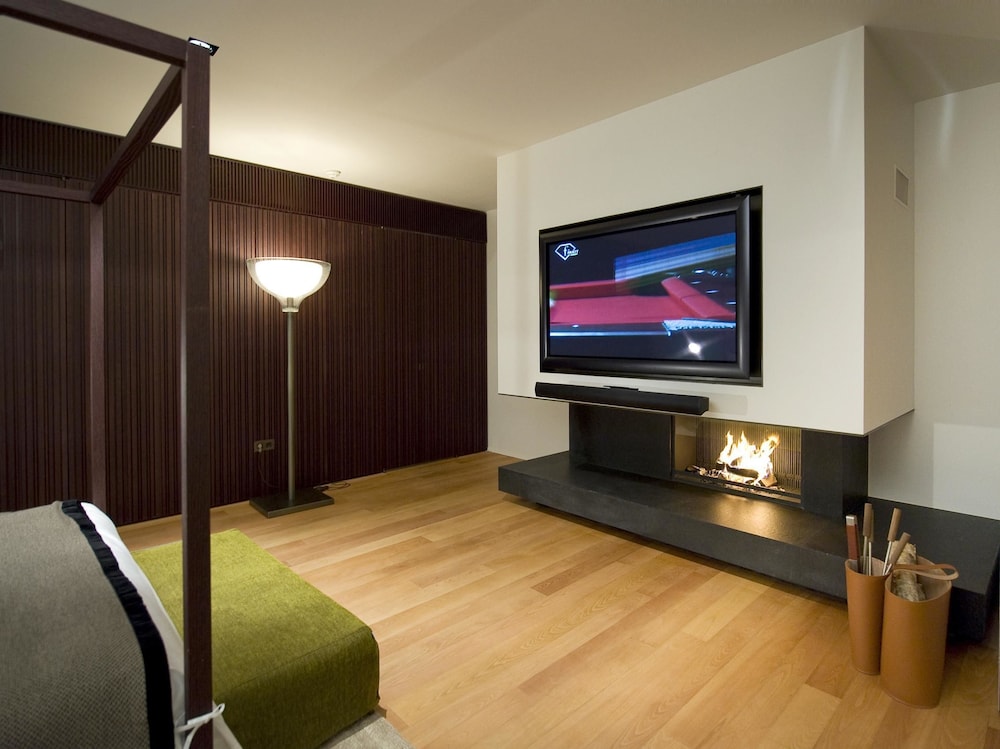 Suite, Fireplace photo 1
