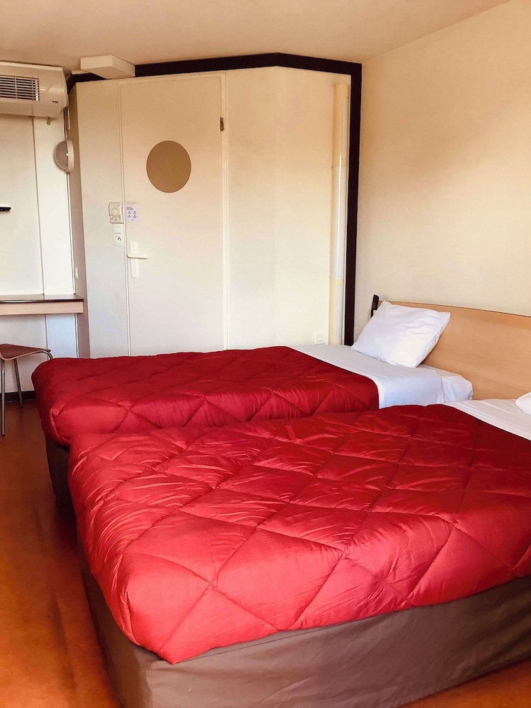 Standard Room, 3 Twin Beds - Photo 1