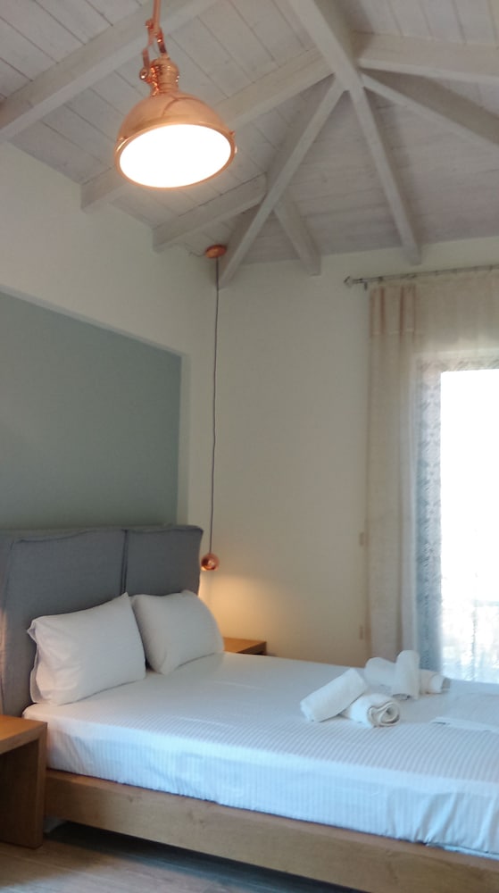 Junior Suite, 1 Queen Bed, Pool View photo 2