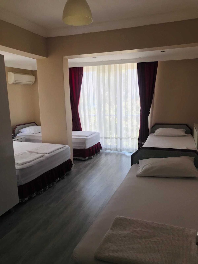 Room (Quintuple)
