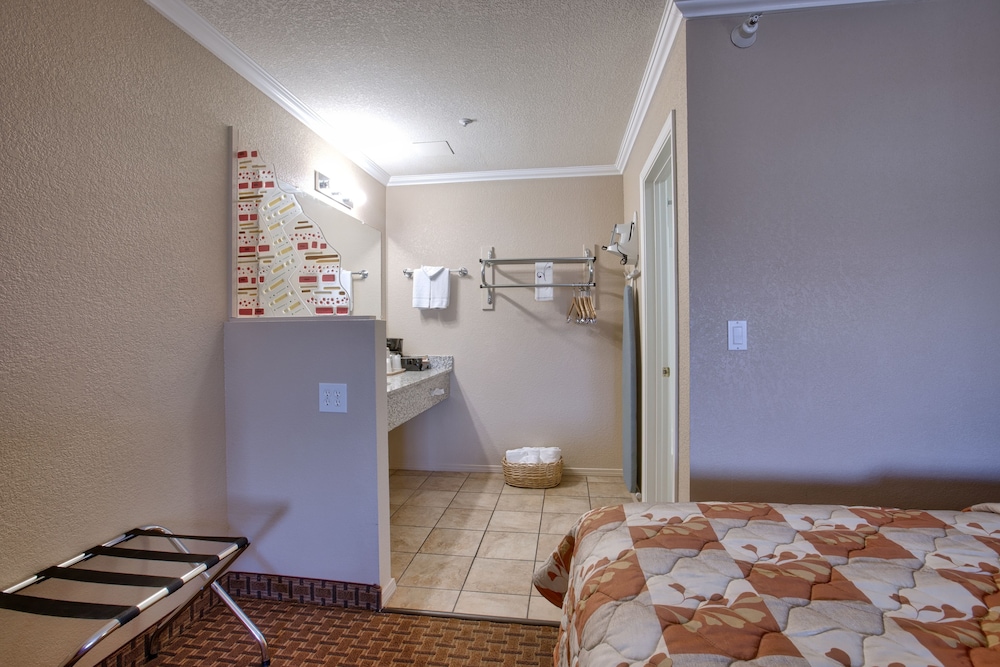Single Room, 2 Queen Beds, Poolside photo 2
