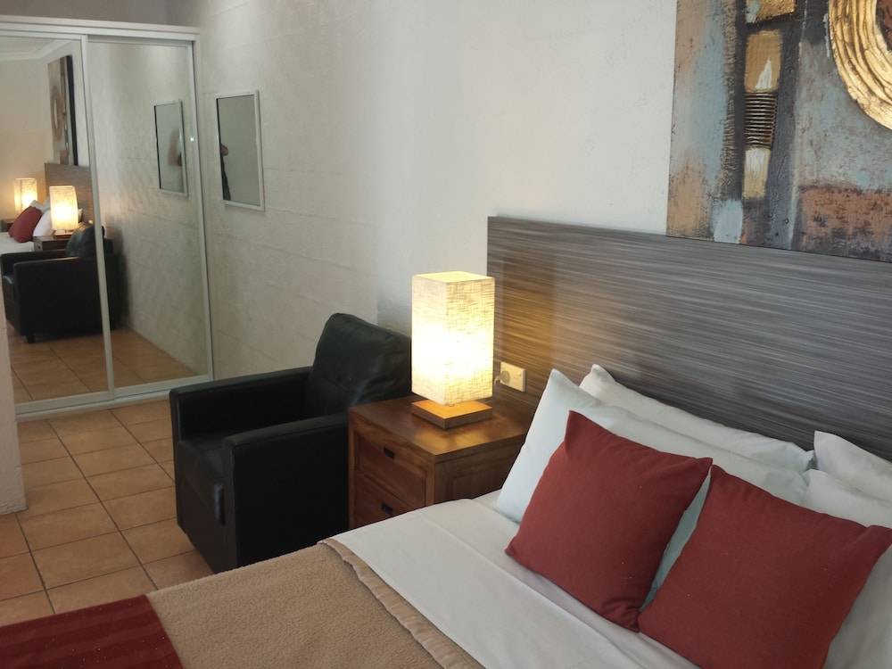 Deluxe Single Room, 1 Queen Bed photo 2