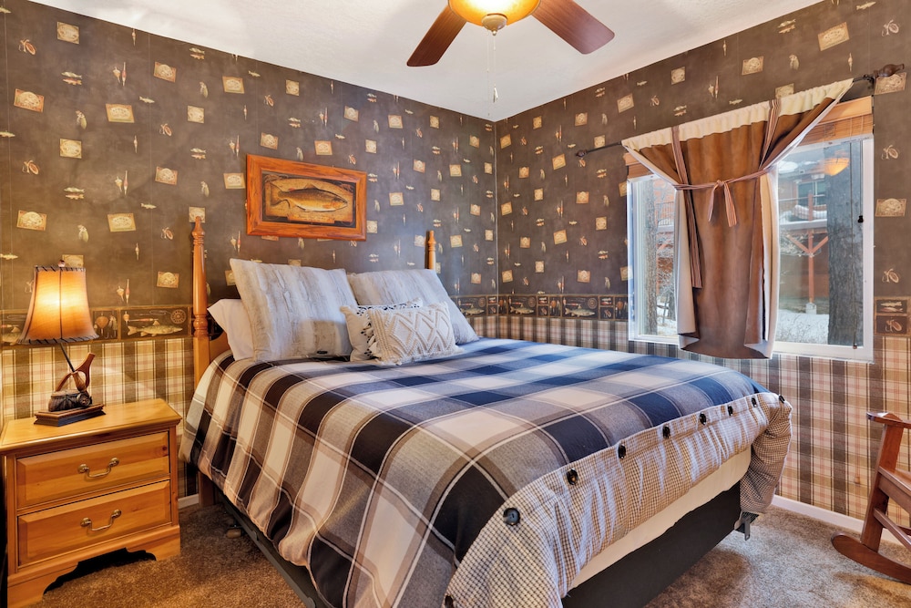 Cabin, Multiple Beds, Hot Tub, Mountain View (2421) photo 1