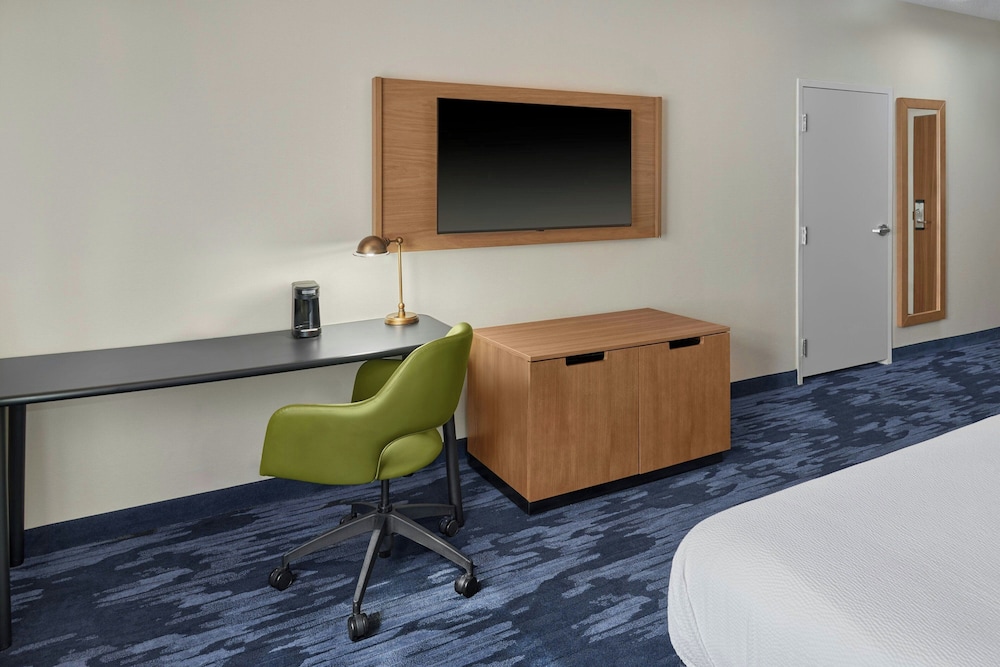 Room, 1 King Bed (Mobility/Hearing Access, Roll-in Shwr) - Photo 2