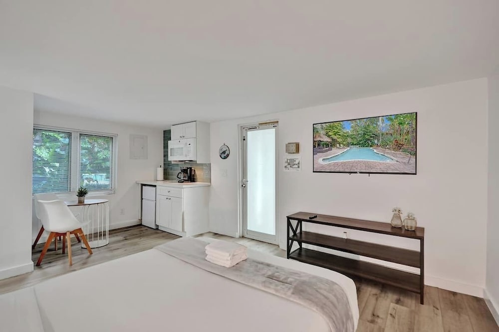 Classic Studio, 1 Queen Bed (Royal Plam Suites)