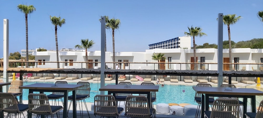 Executive Room, Pool View - Photo 12