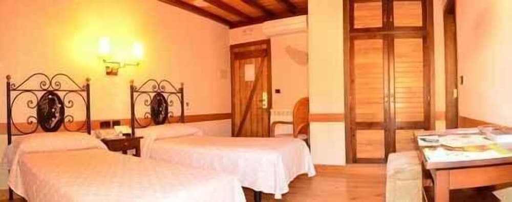 Standard Twin Room - Photo 2