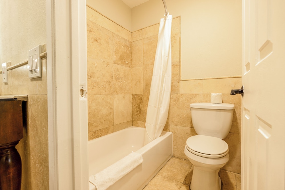 Room, 1 King Bed, Smoking, Jetted Tub - Photo 4