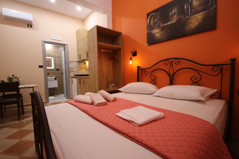 Deluxe Studio Suite, 1 Queen Bed with Sofa bed, Garden View photo 2