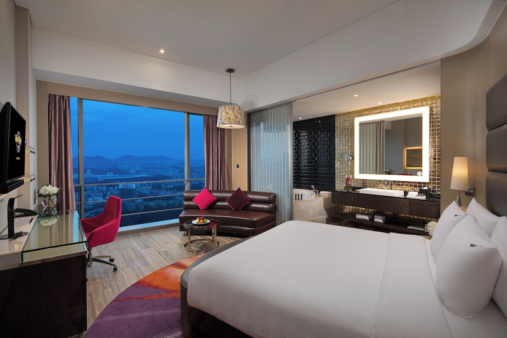 Rock Royalty King Room (Large Round Bathtub) - Executive Lounge Access