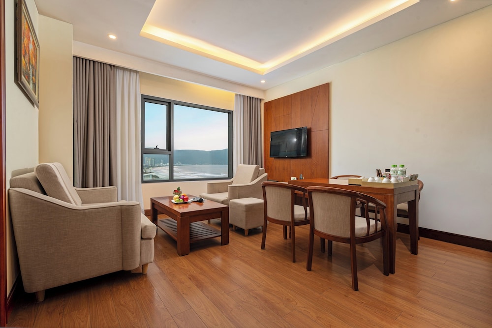 Family Room, Partial Ocean View - Photo 4