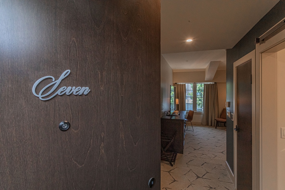 Luxury Street View Suite ADA photo 1