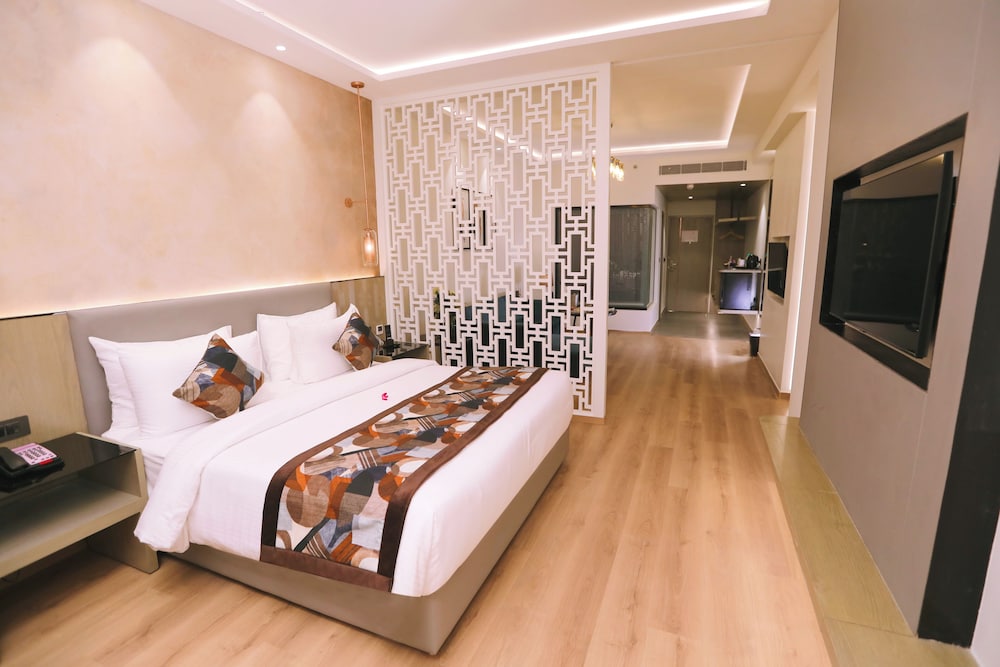 Suite - Photo 1