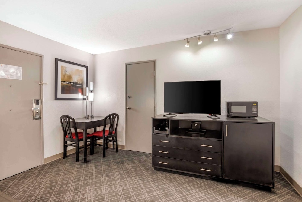 Suite, 1 Double Bed with Sofa bed, Accessible, Non Smoking (Roll In Shower) - Photo 5