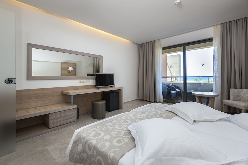 Maisonette Suite Sea Front with Sharing Pool - Photo 5