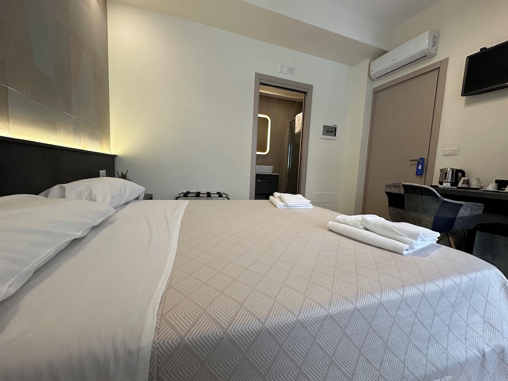 Luxury Room, 1 Queen Bed, Private Bathroom, Ground Floor photo 3