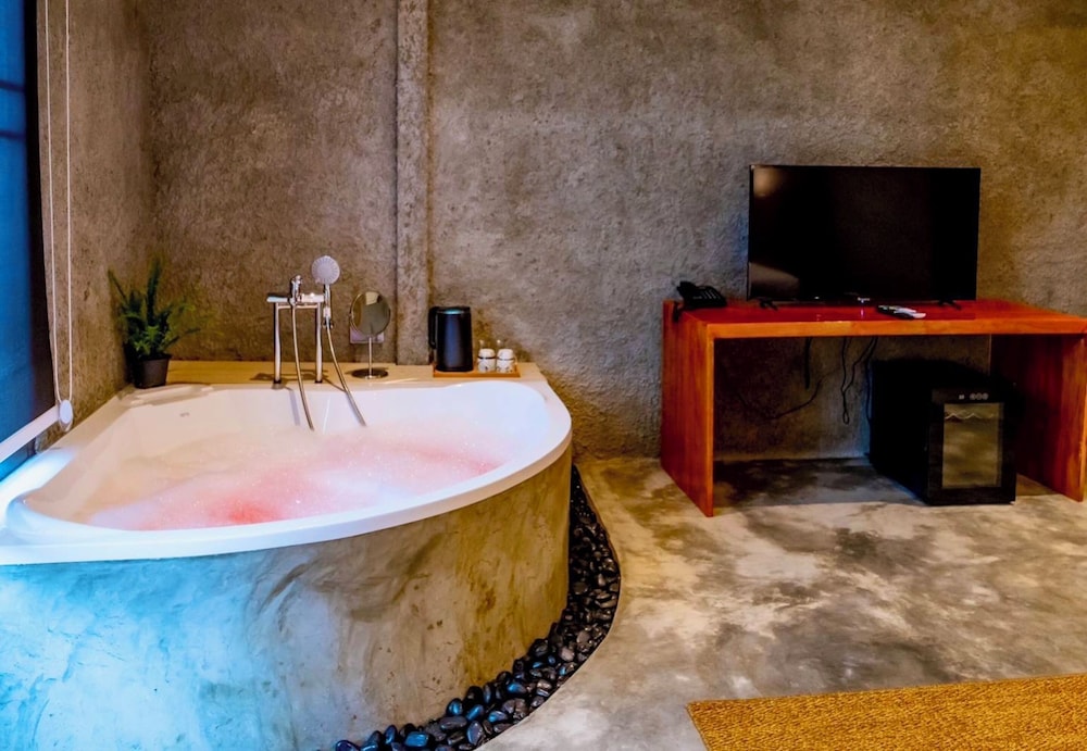 Superior Jacuzzi Room - Photo 4