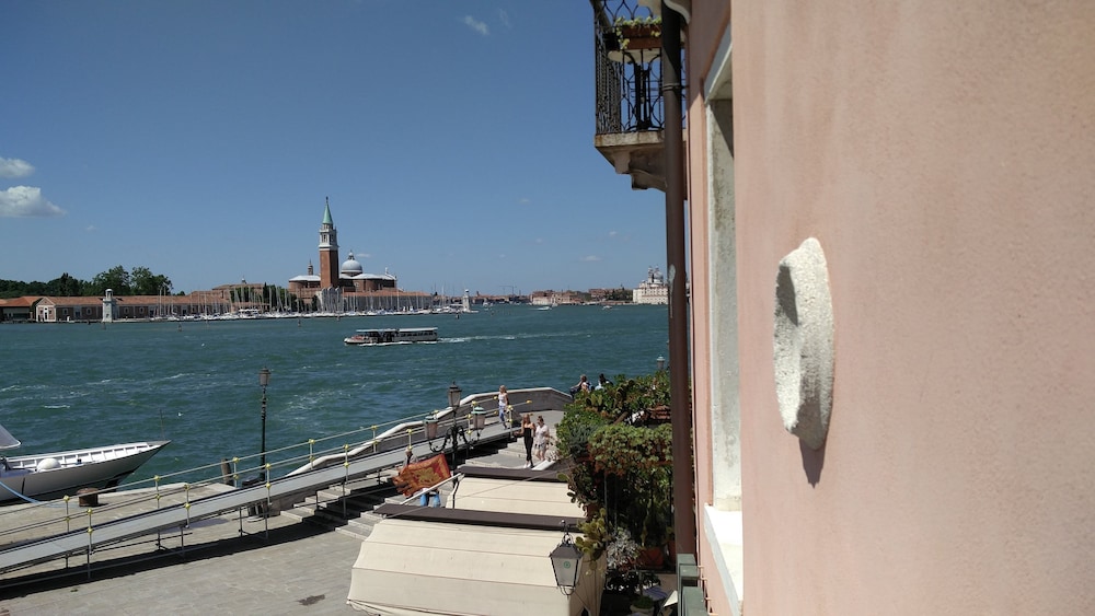 Junior Suite, Lagoon View thumbnail 5