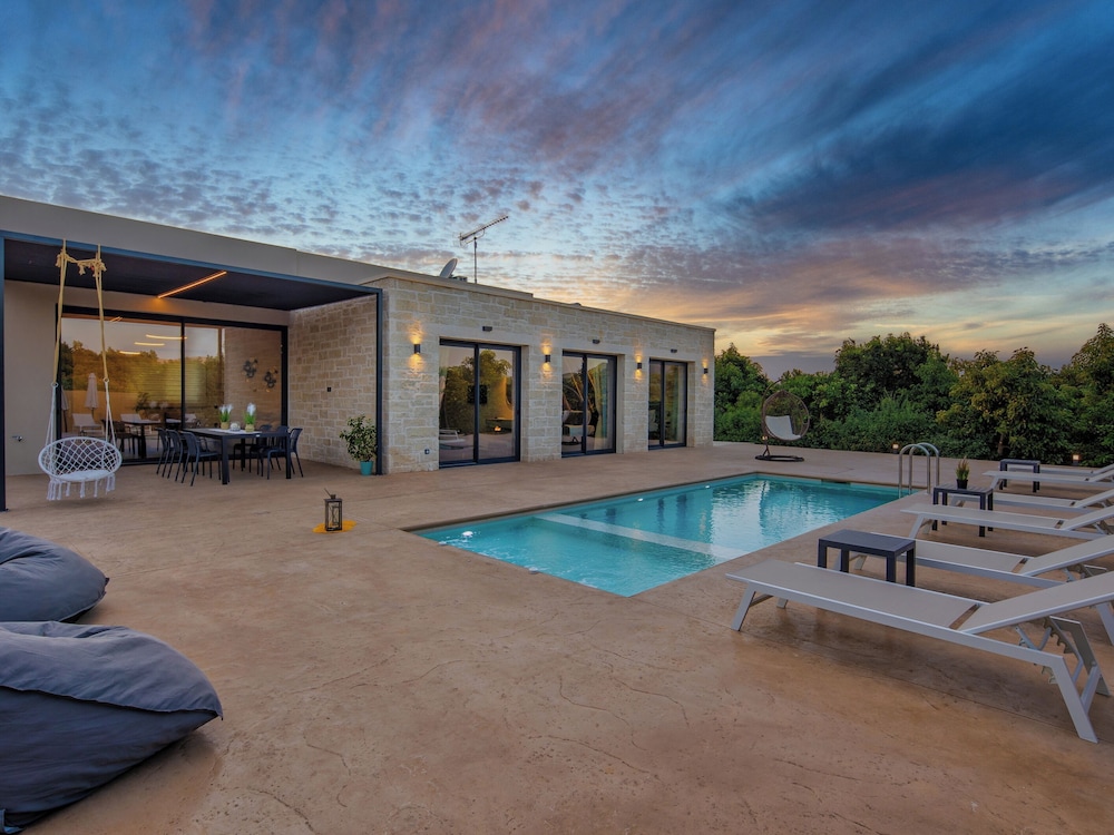 Luxury Villa, Garden View