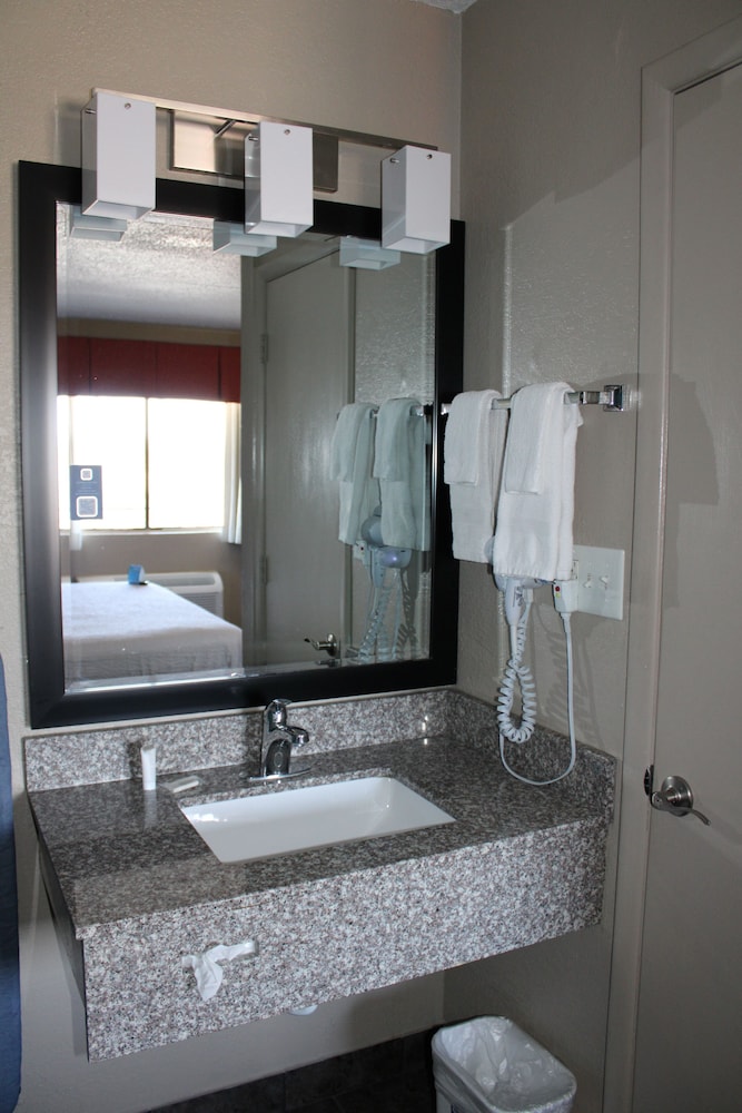 Room, 1 King Bed, Non Smoking (Pet Friendly) - Photo 2