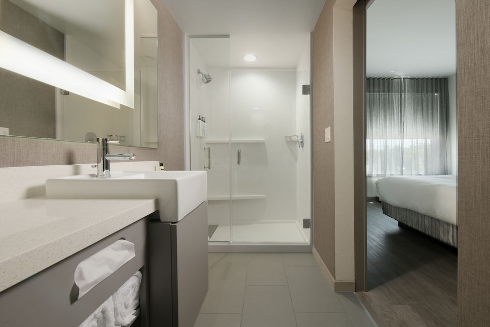 Suite, 1 King Bed - Photo 2