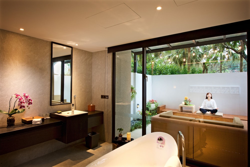 Lavender Cabana Suite photo 3