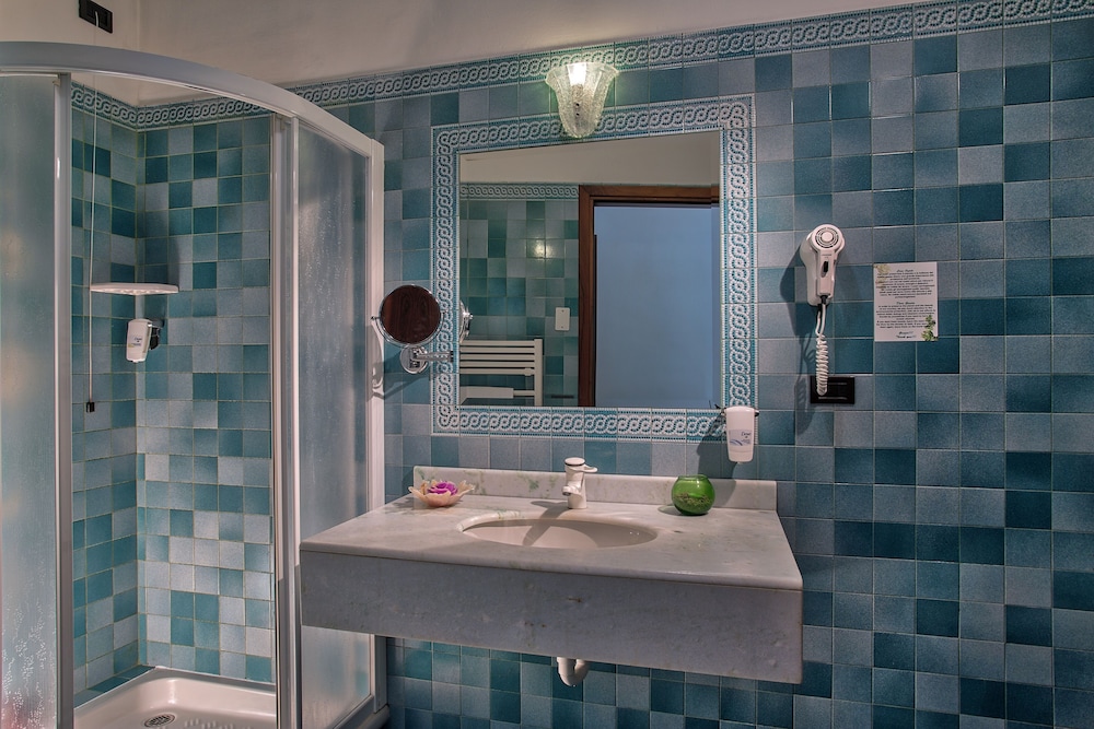 Standard Double or Twin Room - Photo 8