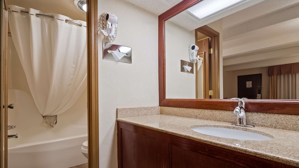 Standard Room, 1 King Bed, Accessible, Bathtub photo 2
