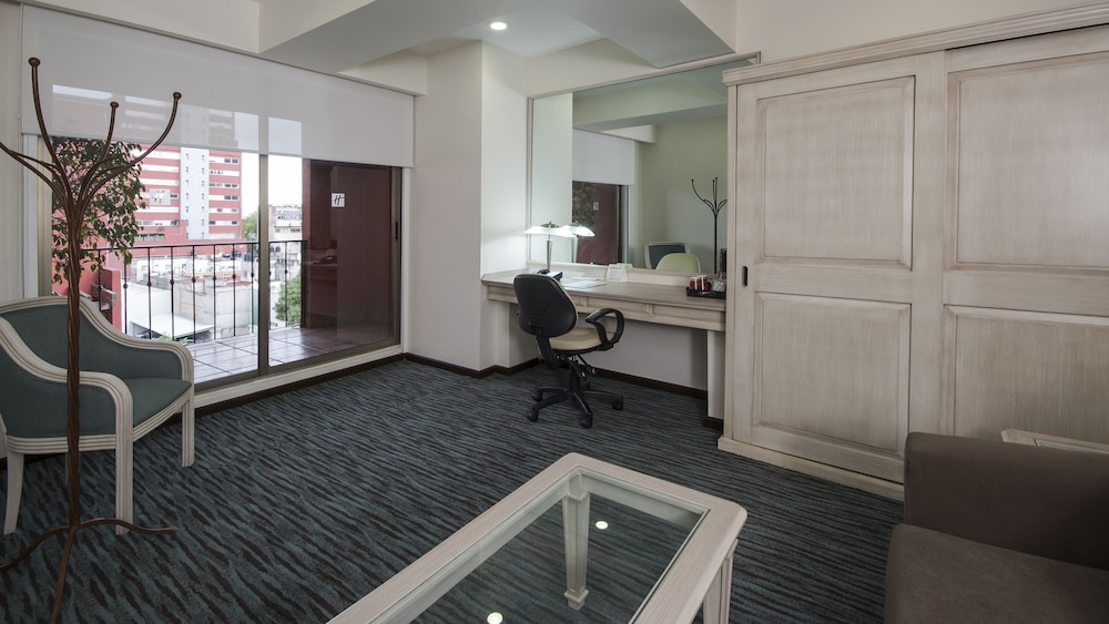 Suite, 1 King Bed - Photo 2